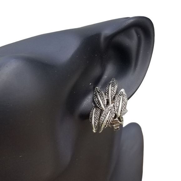 VINTAGE SILVERPLATED CLUSTER LEAF MOTIF CLIP ON EARRINGS - Picture 1 of 4
